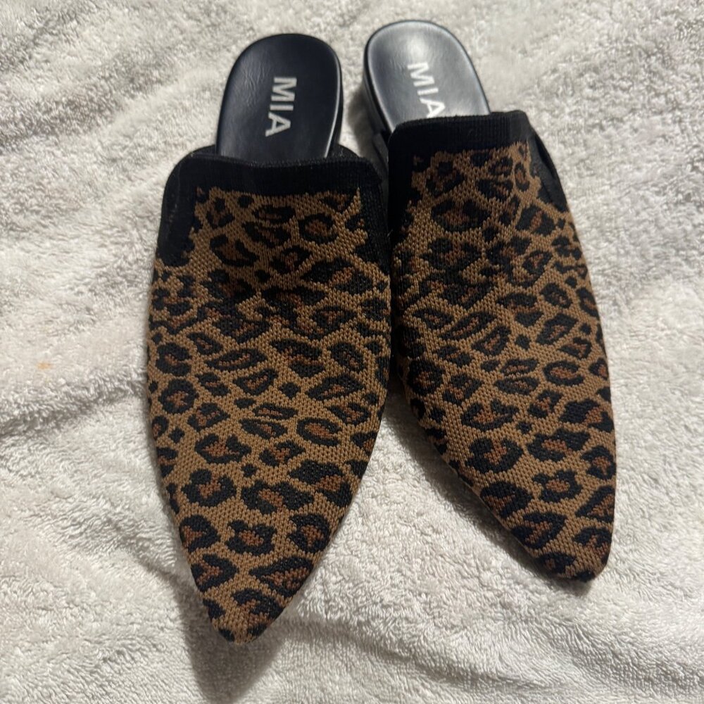 This is a pair of MIA Corrine Jace leopard print knit slip-on mules Woman’s size